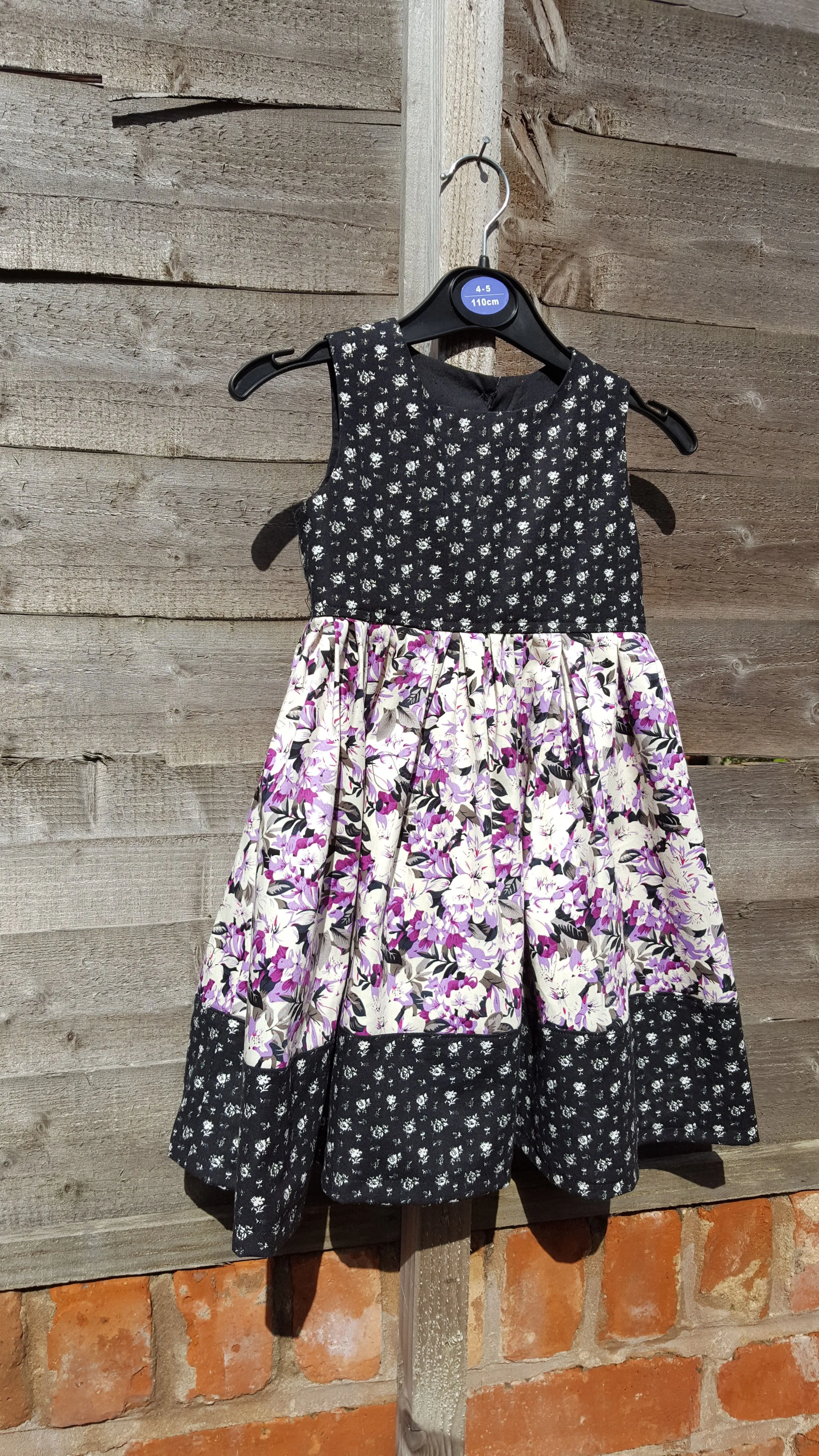 Girls cotton summer dress to fit age 5-6 chest 23 inches.