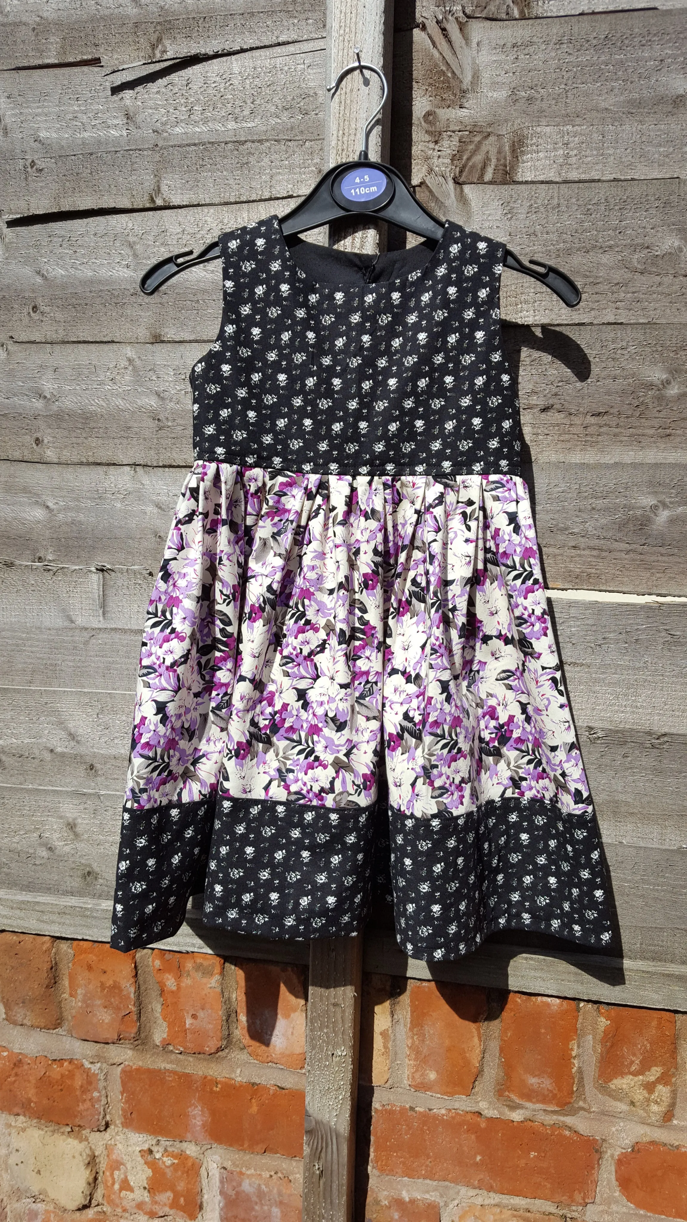 Girls cotton summer dress to fit age 5-6 chest 23 inches.